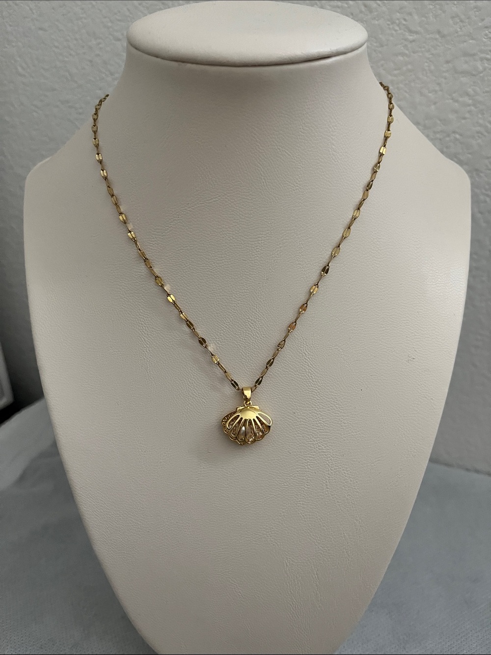 Gold Shell Pendant Necklace - Elegant Women's Jewelry NWOT